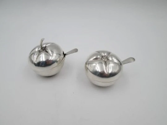 Pareja saleros manzanas con cucharas. Plata de ley 925. Joyería Malde. 1980