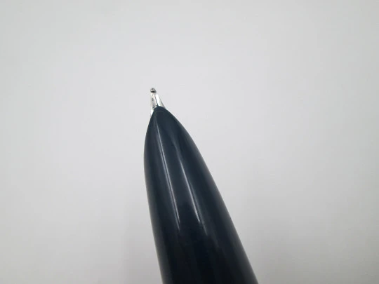 Parker 21 fountain pen. Stainless steel and blue plastic. Aerometric system. 1960's. USA