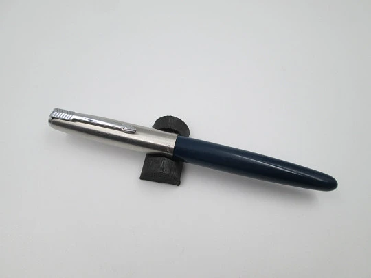 Parker 21 fountain pen. Stainless steel and blue plastic. Aerometric system. 1960's. USA