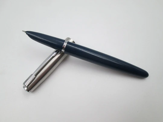 Parker 21 fountain pen. Stainless steel and blue plastic. Aerometric system. 1960's. USA