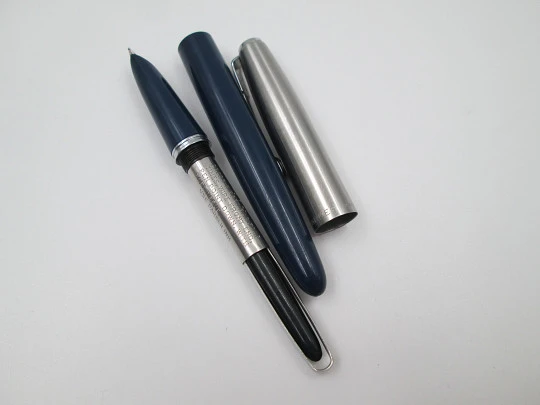 Parker 21 fountain pen. Stainless steel and blue plastic. Aerometric system. 1960's. USA