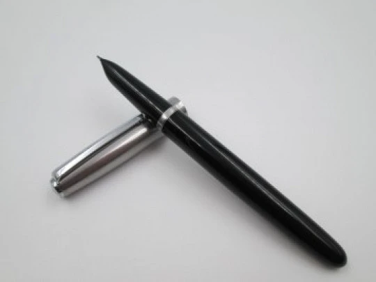 Parker 21. Plástico negro y acero. Años 50. Carga aerométrica. EEUU