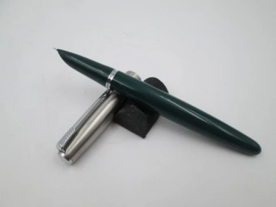 Parker 21. Plástico verde y acero inoxidable. 1950. Aerométrica. USA