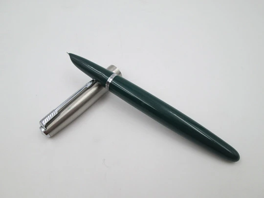 Parker 21. Plástico verde y acero inoxidable. 1950. Aerométrica. USA