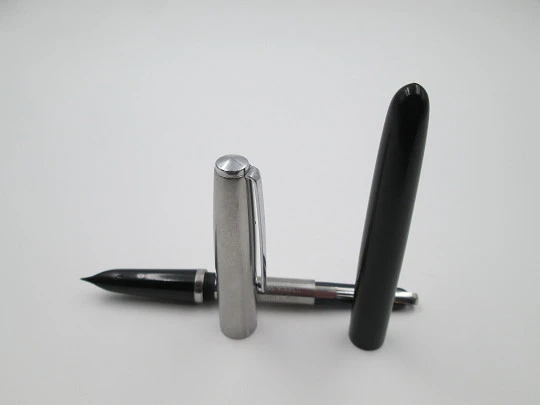 Parker 21. Stainless steel & black plastic. 1950's. Aerometric system