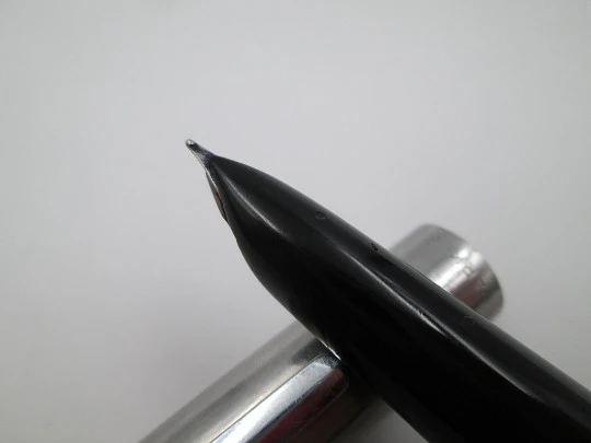 Parker 21. Stainless steel & black plastic. 1950's. Aerometric system