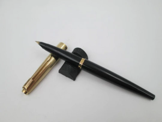 Parker 45 Custom. Chapada oro y plástico negro. Plumín 14k. Convertidor. 1965. EEUU