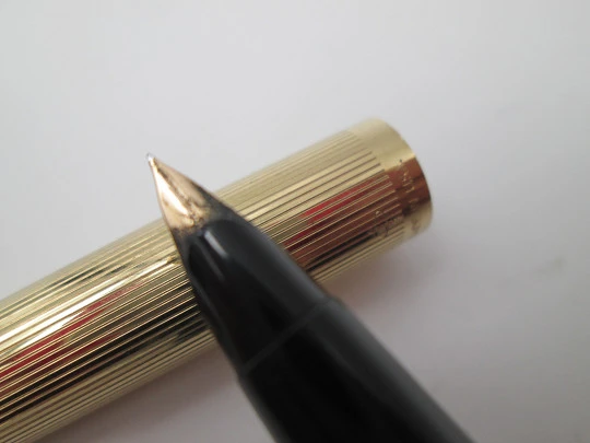 Parker 45 Custom. Gold plated and black plastic. 14 karat nib. Converter. 1965. USA