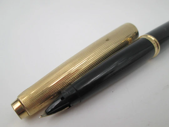 Parker 45 Custom. Gold plated and black plastic. 14 karat nib. Converter. 1965. USA