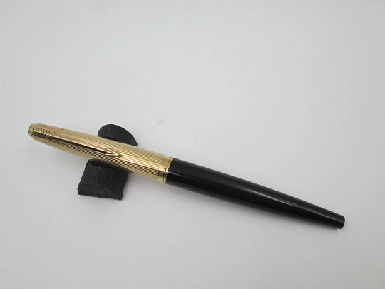 Parker 45 Custom. Gold plated and black plastic. 14 karat nib. Converter. 1965. USA