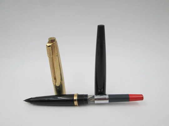 Parker 45 Custom. Gold plated and black plastic. 14 karat nib. Converter. 1965. USA