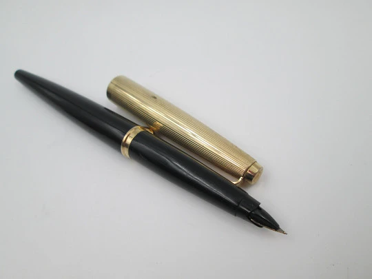 Parker 45 Custom. Gold plated and black plastic. 14 karat nib. Converter. 1965. USA