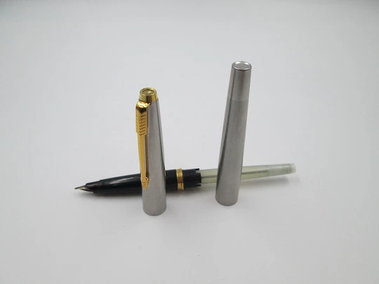 Parker 45 Flighter. Acero inoxidable y chapados oro. Plumín 14k. 1980. UK