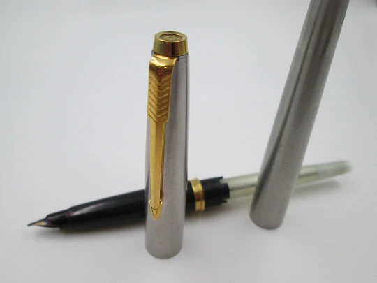 Parker 45 Flighter. Acero inoxidable y chapados oro. Plumín 14k. 1980. UK