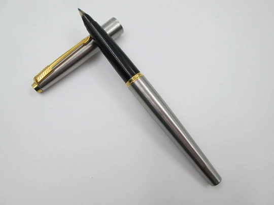 Parker 45 Flighter. Acero inoxidable y chapados oro. Plumín 14k. 1980. UK