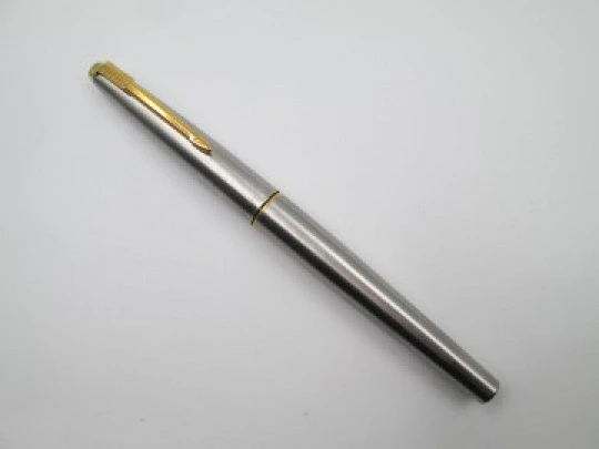 Parker 45 Flighter. Acero inoxidable y chapados oro. Plumín 14k. 1980. UK