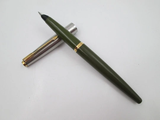 Parker 45 GT Acero inoxidable y chapados oro. Plástico verde. Carga aerométrica. 1960 Parker 45 GT Acero inoxidable y chapados oro. Plástico verde. Carga aerométrica. 1960