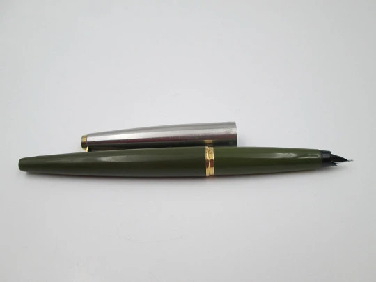 Parker 45 GT Acero inoxidable y chapados oro. Plástico verde. Carga aerométrica. 1960