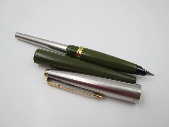 Parker 45 GT Acero inoxidable y chapados oro. Plástico verde. Carga aerométrica. 1960