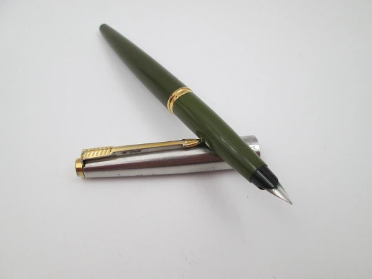 Parker 45 GT Acero inoxidable y chapados oro. Plástico verde. Carga aerométrica. 1960
