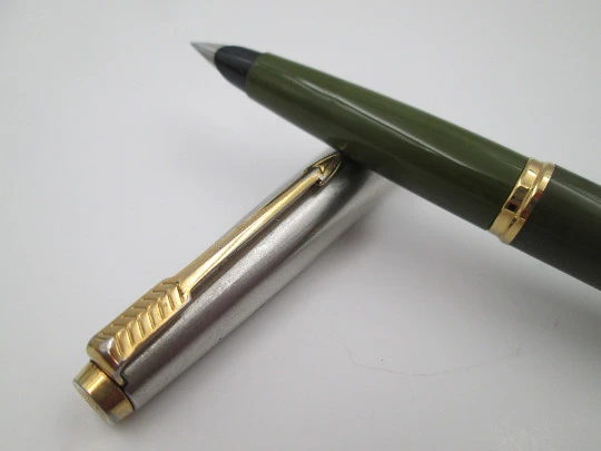 Parker 45 GT Acero inoxidable y chapados oro. Plástico verde. Carga aerométrica. 1960
