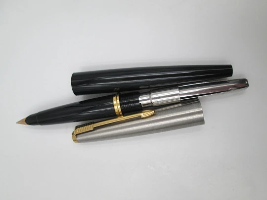 Parker 45 GT. Stainless steel & gold plated. Black plastic. 1960's. Aerometric. USA