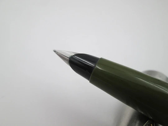 Parker 45 GT. Stainless steel & gold plated. Green plastic. 1960's. Aerometric. USA Parker 45 GT. Stainless steel & gold plated. Green plastic. 1960's. Aerometric. USA