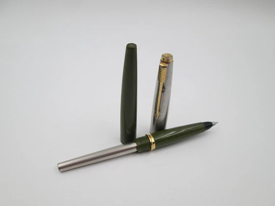 Parker 45 GT. Stainless steel & gold plated. Green plastic. 1960's. Aerometric. USA Parker 45 GT. Stainless steel & gold plated. Green plastic. 1960's. Aerometric. USA