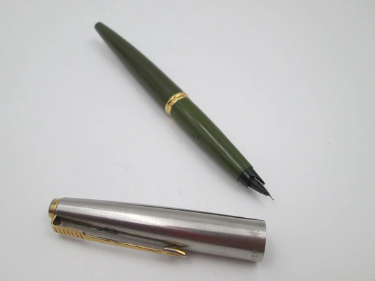 Parker 45 GT. Stainless steel & gold plated. Green plastic. 1960's. Aerometric. USA Parker 45 GT. Stainless steel & gold plated. Green plastic. 1960's. Aerometric. USA