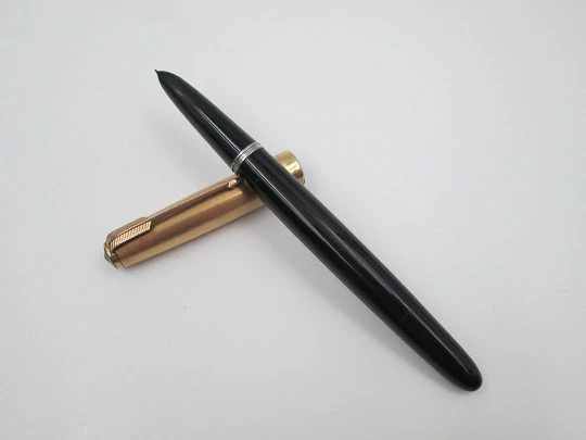 Parker 51 Vacumatic. Black plastic and gold filled. 14K gold nib. USA. 1950's