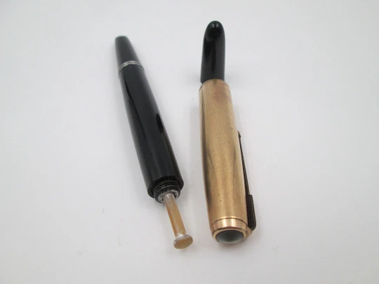 Parker 51 Vacumatic. Plástico negro y laminada oro. Plumín 14k. EEUU. 1950