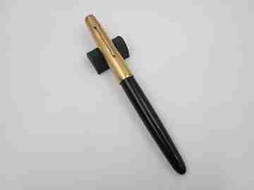 Parker 51 Vacumatic. Plástico negro y laminada oro. Plumín 14k. EEUU. 1950