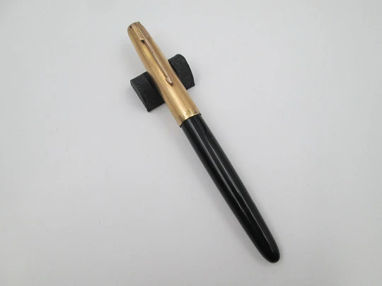 Parker 51 Vacumatic. Plástico negro y laminada oro. Plumín 14k. EEUU. 1950