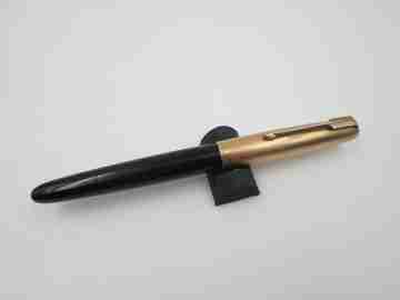 Parker 51 Vacumatic. Plástico negro y laminada oro. Plumín 14k. EEUU. 1950