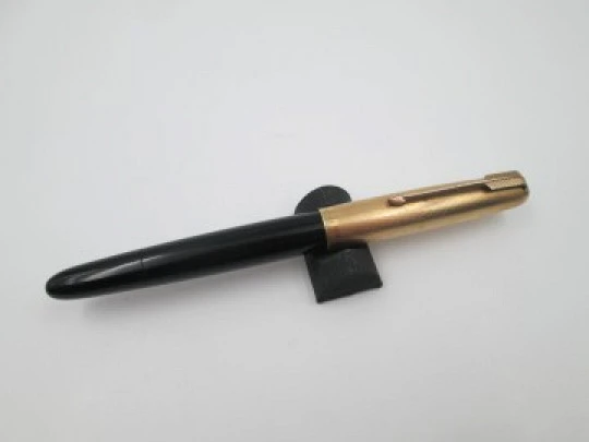 Parker 51 Vacumatic. Plástico negro y laminada oro. Plumín 14k. EEUU. 1950