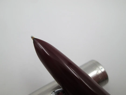 Parker 51. Burgundy plastic & stainless steel. 1960's. Aerometric. 14k nib