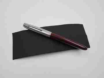 Parker 51. Burgundy plastic & stainless steel. 1960's. Aerometric. 14k nib