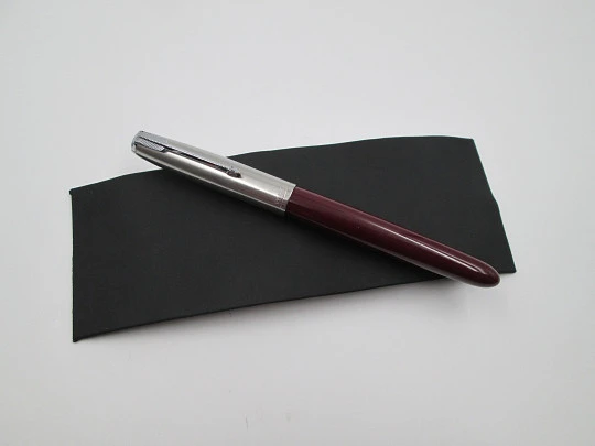 Parker 51. Burgundy plastic & stainless steel. 1960's. Aerometric. 14k nib