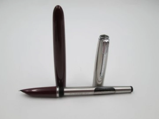 Parker 51. Burgundy plastic & stainless steel. 1960's. Aerometric. 14k nib