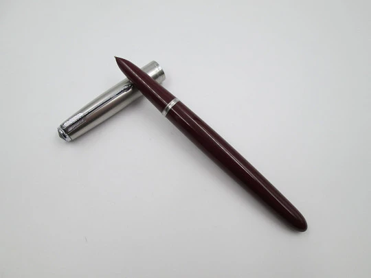 Parker 51. Plástico borgoña y acero inoxidable. Años 60. Aerométrica. 14k