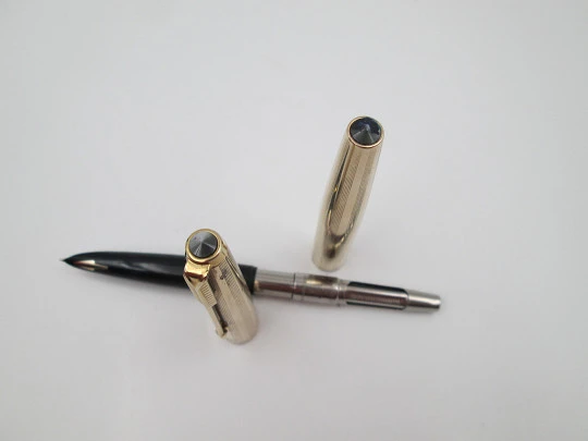 Parker 65 Custom Insignia fountain pen. 12 karat gold plated. Aerometric. England. 1960's