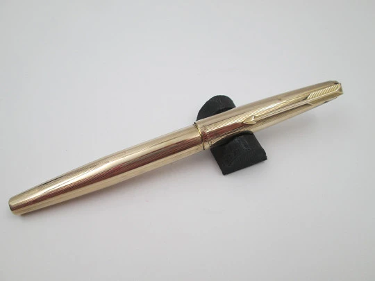 Parker 65 Custom Insignia fountain pen. 12 karat gold plated. Aerometric. England. 1960's