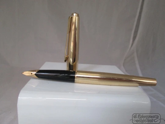 Parker 65 Custom Insignia. Reino Unido. Años 60. Chapada oro 12K