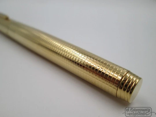 Parker 75 Custom Insignia. Laminada oro y plástico negro. 1968. Plumín 14k