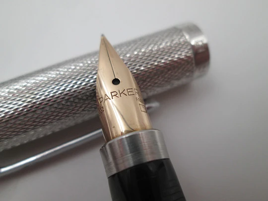 Parker 75. Metal plateado y detalles cromados. Patrón barleycorn. Plumín 14k