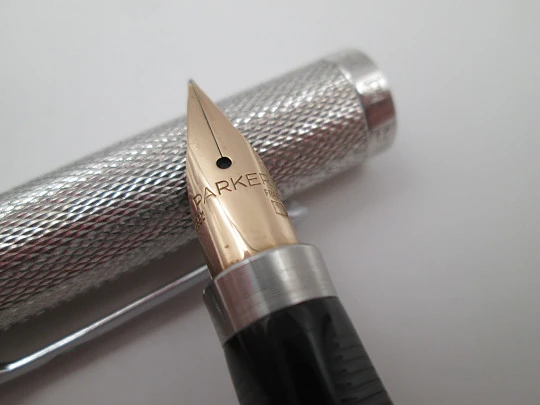 Parker 75. Metal plateado y detalles cromados. Patrón barleycorn. Plumín 14k