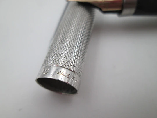 Parker 75. Metal plateado y detalles cromados. Patrón barleycorn. Plumín 14k