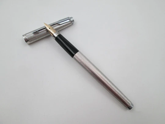 Parker 75. Metal plateado y detalles cromados. Patrón barleycorn. Plumín 14k