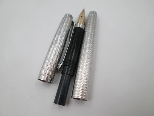 Parker 75. Metal plateado y detalles cromados. Patrón barleycorn. Plumín 14k