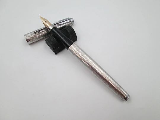 Parker 75. Metal plateado y detalles cromados. Patrón barleycorn. Plumín 14k